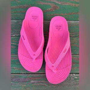 Reef Womens Water Court Pink 8 Slippers Fits Like a Size 7.5
